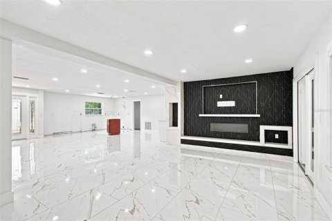 House in Saint Petersburg, Florida 4 bedrooms, 172.43 sq.m. № 2349230 - photo 9