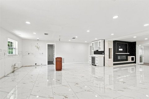 House in Saint Petersburg, Florida 4 bedrooms, 172.43 sq.m. № 2349230 - photo 2