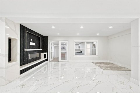 House in Saint Petersburg, Florida 4 bedrooms, 172.43 sq.m. № 2349230 - photo 6