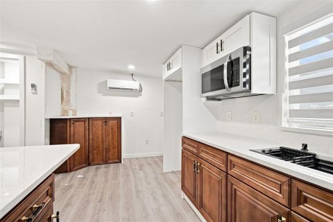 House in Saint Petersburg, Florida 4 bedrooms, 172.43 sq.m. № 2349230 - photo 16