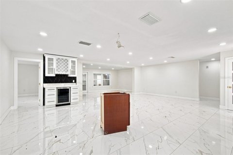 House in Saint Petersburg, Florida 4 bedrooms, 172.43 sq.m. № 2349230 - photo 5