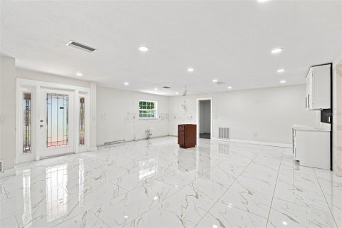 House in Saint Petersburg, Florida 4 bedrooms, 172.43 sq.m. № 2349230 - photo 3