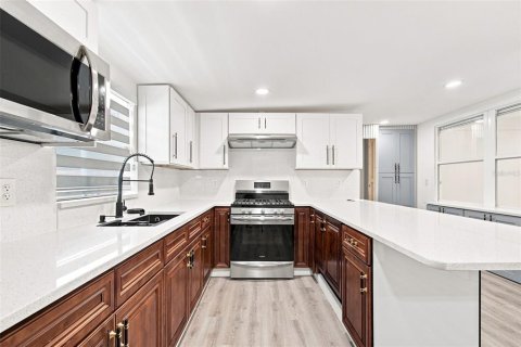 House in Saint Petersburg, Florida 4 bedrooms, 172.43 sq.m. № 2349230 - photo 14
