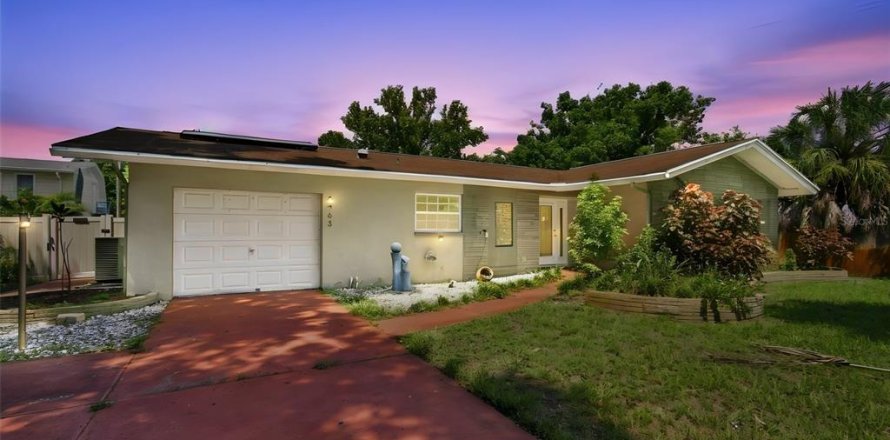 House in Saint Petersburg, Florida 4 bedrooms, 172.43 sq.m. № 2349230