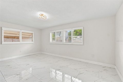 House in Saint Petersburg, Florida 4 bedrooms, 172.43 sq.m. № 2349230 - photo 25