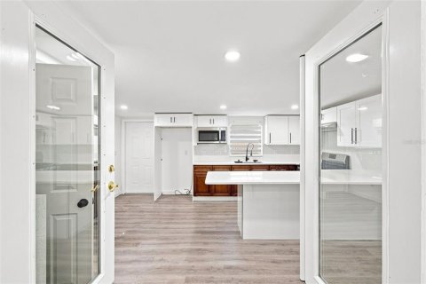 House in Saint Petersburg, Florida 4 bedrooms, 172.43 sq.m. № 2349230 - photo 11