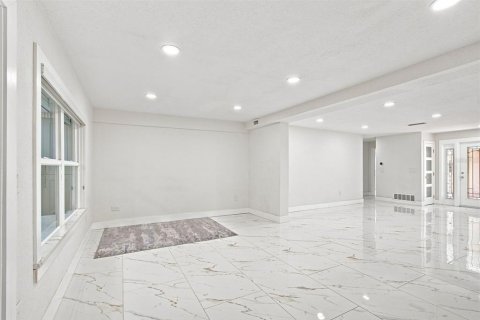 House in Saint Petersburg, Florida 4 bedrooms, 172.43 sq.m. № 2349230 - photo 8
