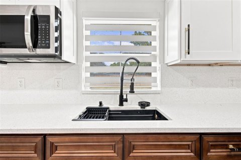 House in Saint Petersburg, Florida 4 bedrooms, 172.43 sq.m. № 2349230 - photo 18