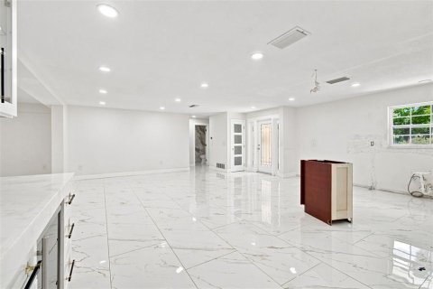 House in Saint Petersburg, Florida 4 bedrooms, 172.43 sq.m. № 2349230 - photo 4
