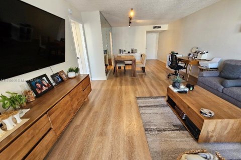 Condo in Aventura, Florida, 1 bedroom № 2055035 - photo 14