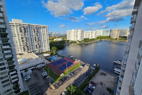 Condo in Aventura, Florida, 1 bedroom № 2055035 - photo 18