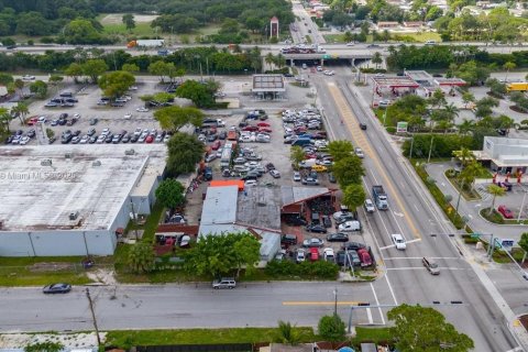 Commercial property in Miami Gardens, Florida № 1707502 - photo 1