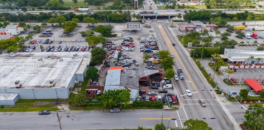 Commercial property in Miami Gardens, Florida № 1707502