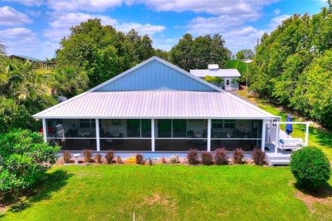 House in Frostproof, Florida 2 bedrooms, 164.58 sq.m. № 1662236 - photo 1