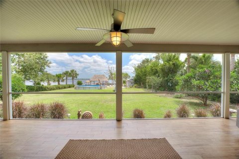 House in Frostproof, Florida 2 bedrooms, 164.58 sq.m. № 1662236 - photo 12