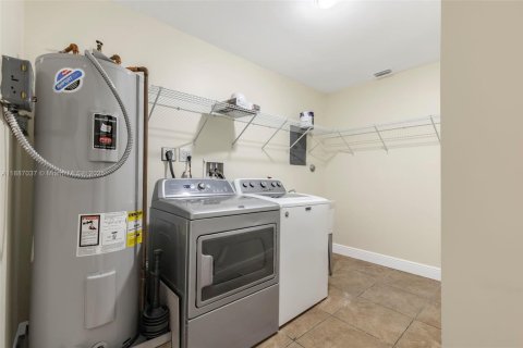 Casa en alquiler en Haverhill, Florida, 3 dormitorios, 263.29 m2 № 1933690 - foto 20