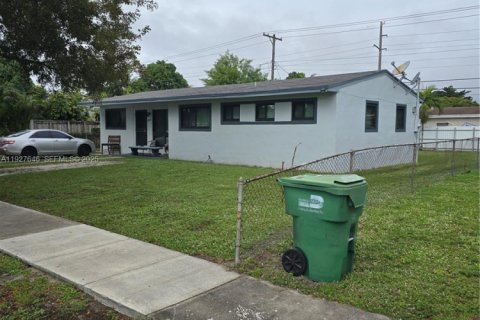 Casa en venta en Miami Gardens, Florida, 4 dormitorios, 145.95 m2 № 1987680 - foto 2