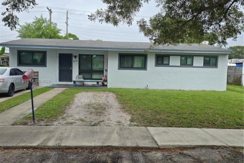 Casa en venta en Miami Gardens, Florida, 4 dormitorios, 145.95 m2 № 1987680 - foto 1