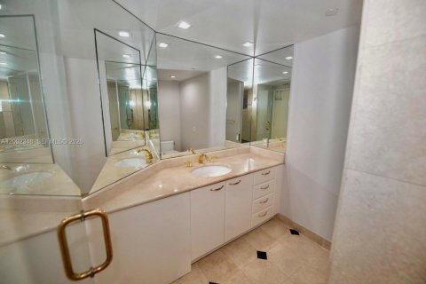 Condo in Aventura, Florida, 2 bedrooms  № 2170327 - photo 19