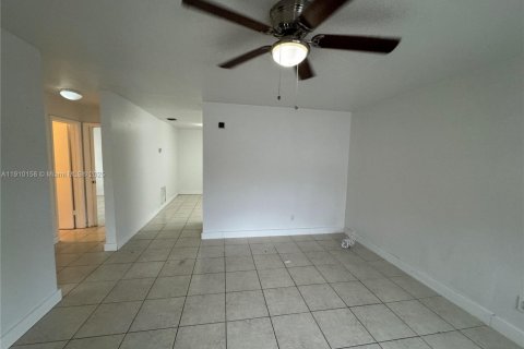 Villa ou maison à louer à Hialeah, Floride: 2 chambres, 97.55 m2 № 1966403 - photo 10