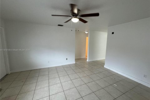 Villa ou maison à louer à Hialeah, Floride: 2 chambres, 97.55 m2 № 1966403 - photo 4