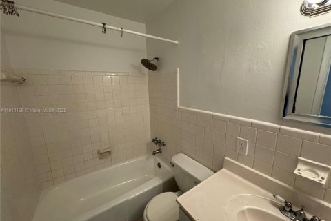 Villa ou maison à louer à Hialeah, Floride: 2 chambres, 97.55 m2 № 1966403 - photo 9