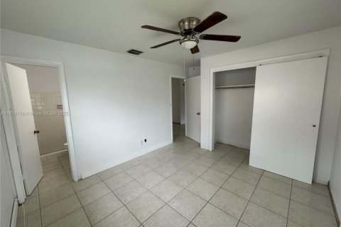 Villa ou maison à louer à Hialeah, Floride: 2 chambres, 97.55 m2 № 1966403 - photo 5