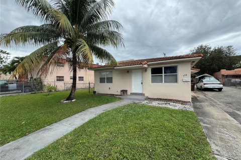 Villa ou maison à louer à Hialeah, Floride: 2 chambres, 97.55 m2 № 1966403 - photo 1