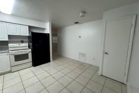 Villa ou maison à louer à Hialeah, Floride: 2 chambres, 97.55 m2 № 1966403 - photo 3