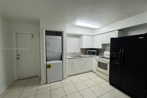 Villa ou maison à louer à Hialeah, Floride: 2 chambres, 97.55 m2 № 1966403 - photo 2