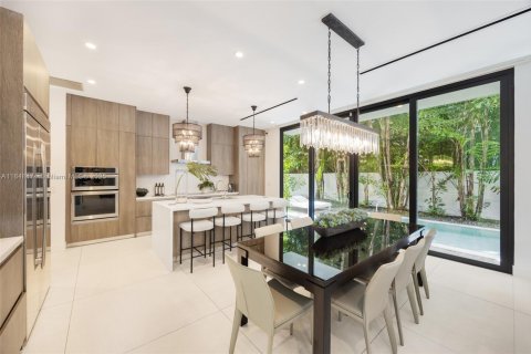 House in Miami, Florida 4 bedrooms, 272.58 sq.m. № 1851963 - photo 8