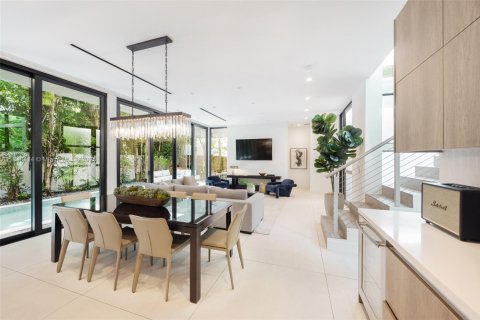 House in Miami, Florida 4 bedrooms, 272.58 sq.m. № 1851963 - photo 12