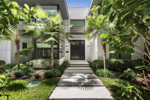 House in Miami, Florida 4 bedrooms, 272.58 sq.m. № 1851963 - photo 1