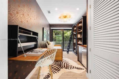House in Miami, Florida 4 bedrooms, 272.58 sq.m. № 1851963 - photo 30