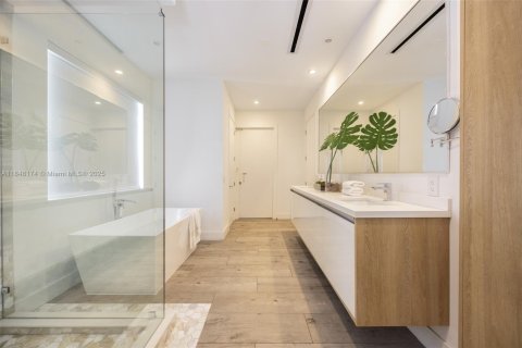 House in Miami, Florida 4 bedrooms, 272.58 sq.m. № 1851963 - photo 23