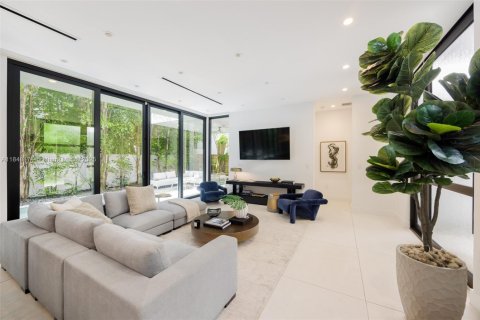House in Miami, Florida 4 bedrooms, 272.58 sq.m. № 1851963 - photo 16
