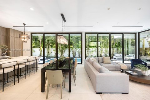 House in Miami, Florida 4 bedrooms, 272.58 sq.m. № 1851963 - photo 14