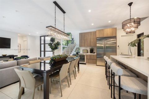 House in Miami, Florida 4 bedrooms, 272.58 sq.m. № 1851963 - photo 11