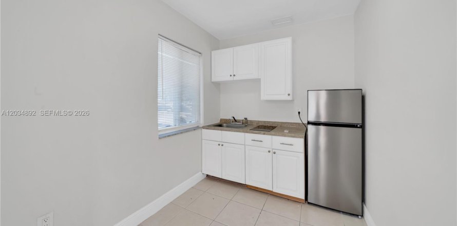 Commercial property in Miami, Florida 2 bedrooms, 155.33 sq.m. № 2086962