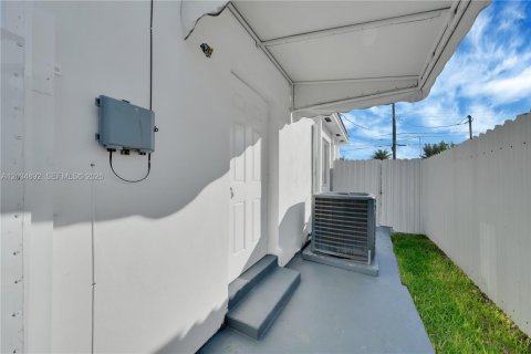 Commercial property in Miami, Florida 2 bedrooms, 155.33 sq.m. № 2086962 - photo 7