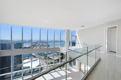 Купить кондоминиум в Майами, Флорида 5 спален, 605.07м2, № 2035460 - фото 21