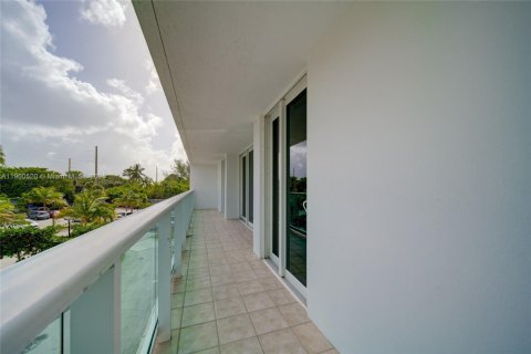 Condo in Sunny Isles Beach, Florida, 2 bedrooms  № 1953460 - photo 29