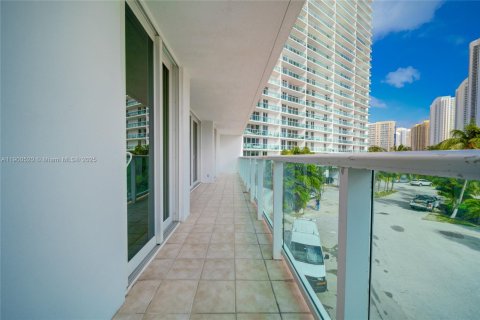 Condo in Sunny Isles Beach, Florida, 2 bedrooms  № 1953460 - photo 27