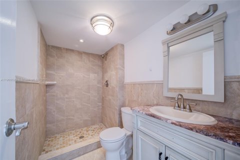Condo in Sunny Isles Beach, Florida, 2 bedrooms  № 1953460 - photo 18