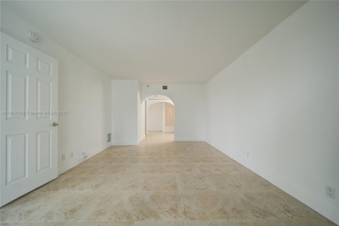 Condo in Sunny Isles Beach, Florida, 2 bedrooms  № 1953460 - photo 10