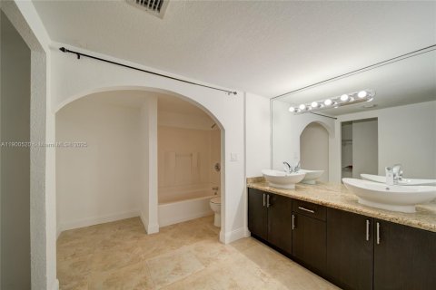 Condo in Sunny Isles Beach, Florida, 2 bedrooms  № 1953460 - photo 14