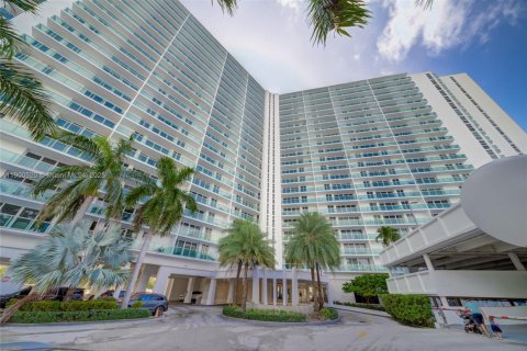 Condo in Sunny Isles Beach, Florida, 2 bedrooms  № 1953460 - photo 1