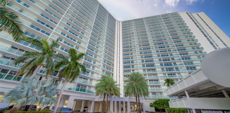Condo in Sunny Isles Beach, Florida, 2 bedrooms  № 1953460