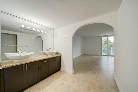 Condo in Sunny Isles Beach, Florida, 2 bedrooms  № 1953460 - photo 15