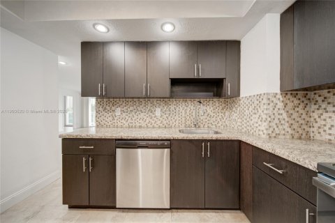 Condo in Sunny Isles Beach, Florida, 2 bedrooms  № 1953460 - photo 26